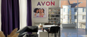 Косметична компанія Avon подала заяву про банкрутство