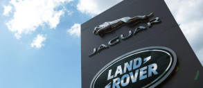 Jaguar Land Rover зафіксував падіння річного прибутку більш ніж на 99% через вплив американських мит