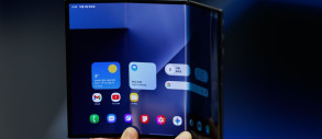 Samsung презентує перший трискладний телефон